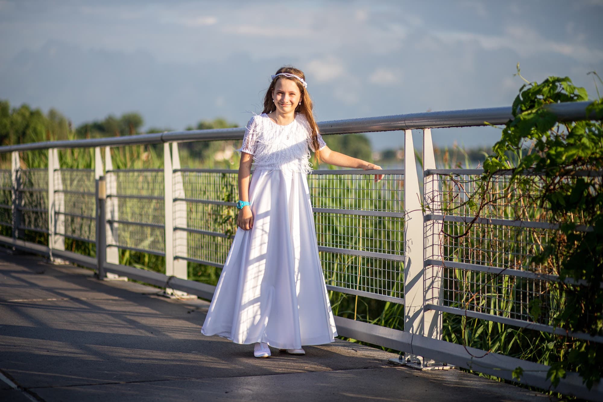 Kasia uśmiechnięta w słońcu na pomoście